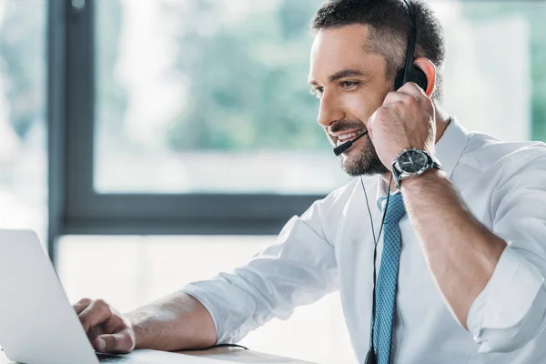 Assistance par téléphone ou accès à distance sur appareil connecté.