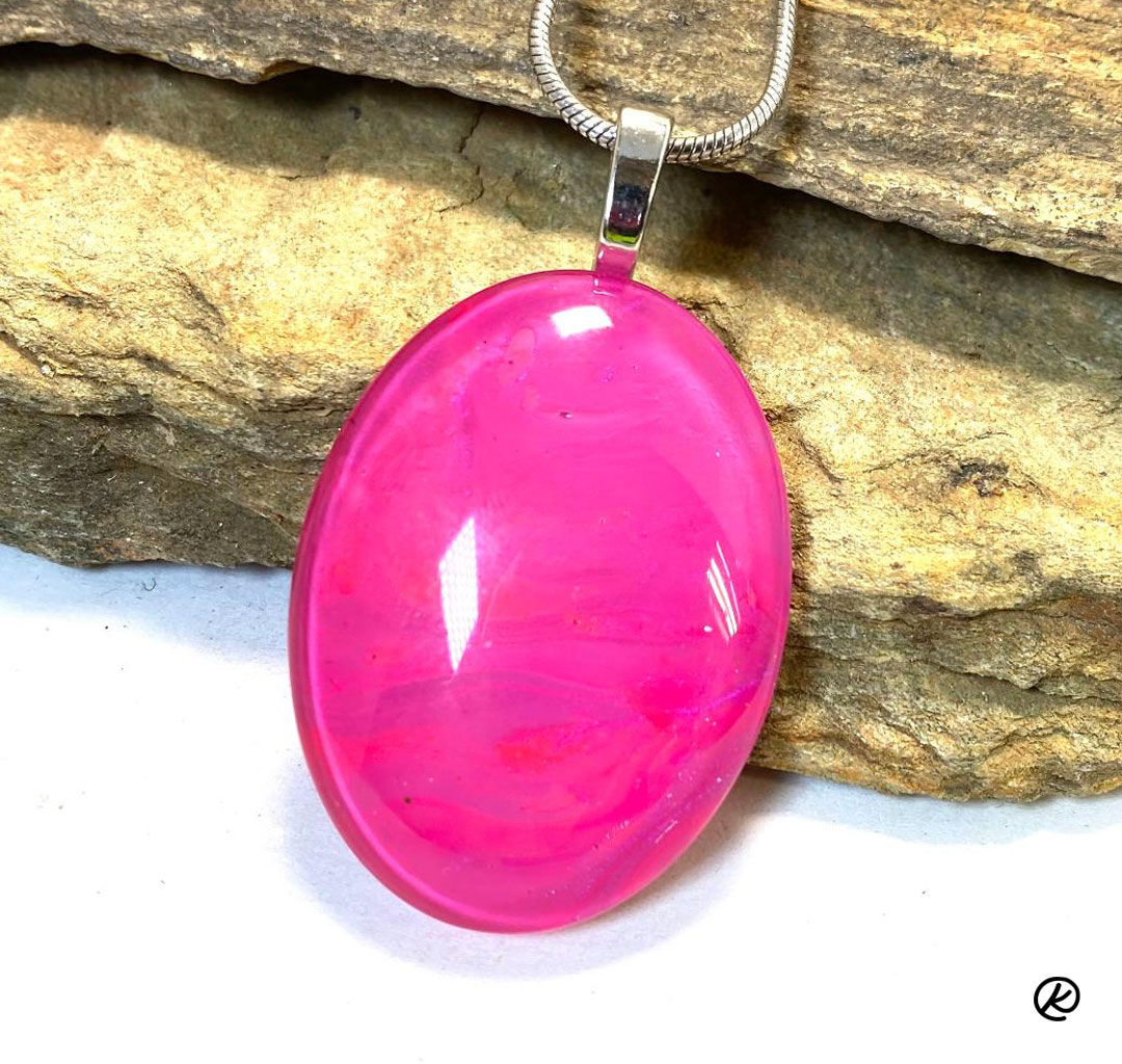 Large pendant in eye-catching pinks