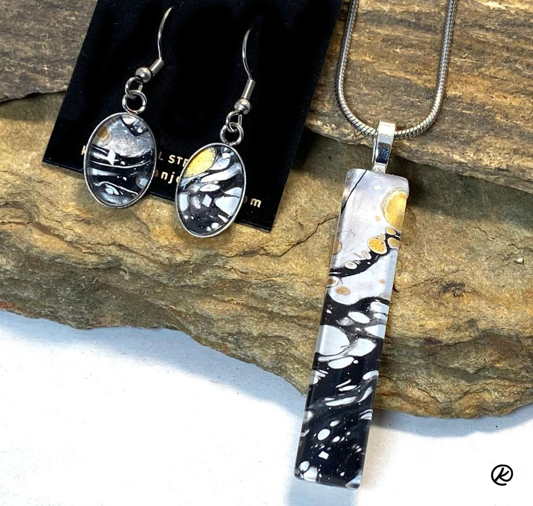 Beautiful poured acrylic jewelry set