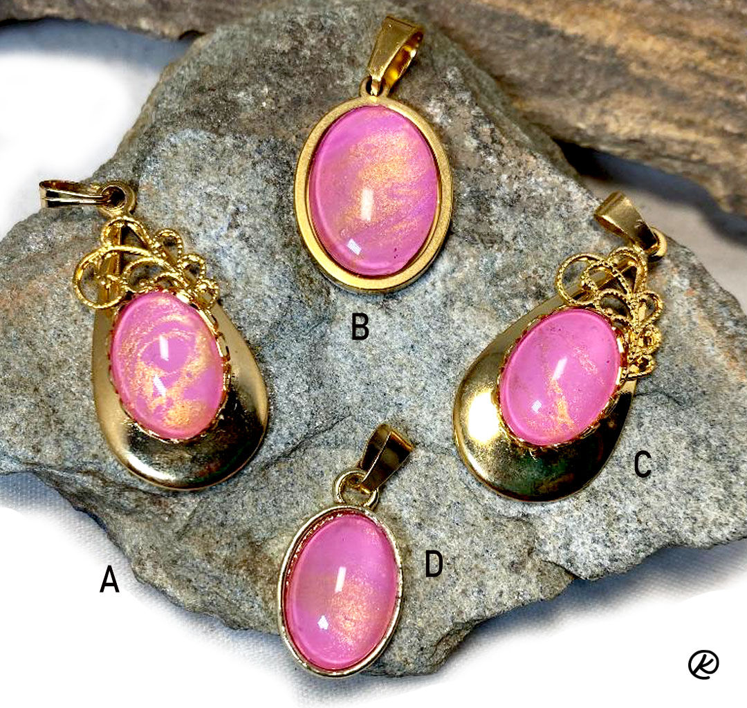 Pink and gold mini pendants in gold