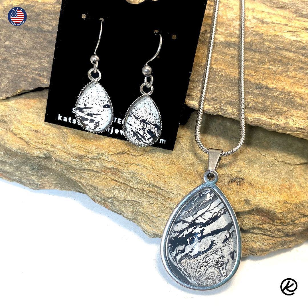 Stainless steel teardrop pendant and earrings set with black and white art
