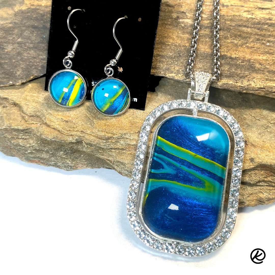 Reversible pendant and choice of earrings