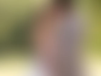 Hochzeitsfotograf Heppenheim – Brautpaar lacht sich an im Grünen, Braut in Spitzenkleid, Bräutigam in hellgrauem Anzug, natürliches Sommerlicht zwischen Bäumen, Hochzeitsfotografie von Annette Stier