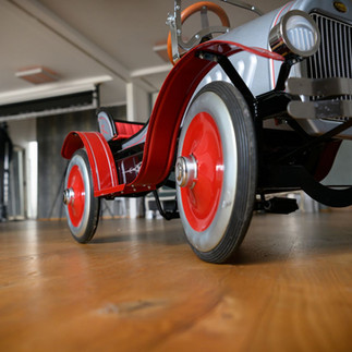 Vintage-Spielzeugauto als Requisite im Fotostudio für Zwingenberg – Details bei Fotografenmeisterin Annette Stier Bensheim
