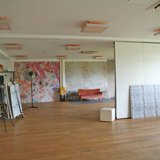 Wartebereich mit Ohrensessel und Blick ins Grüne im Fotostudio Heppenheim an der Bergstraße – Ankommen bei Fotografenmeisterin Annette Stier