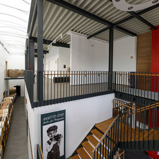 Galerieebene mit Treppe im Fotostudio für Lorsch – Loft-Architektur bei Fotografenmeisterin Annette Stier Bensheim