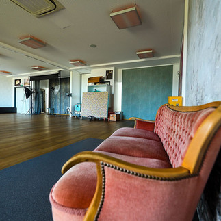 Samtsessel im Fotostudio Zwingenberg an der Bergstraße – Sitzecke für Boudoir und Portrait bei Annette Stier Bensheim