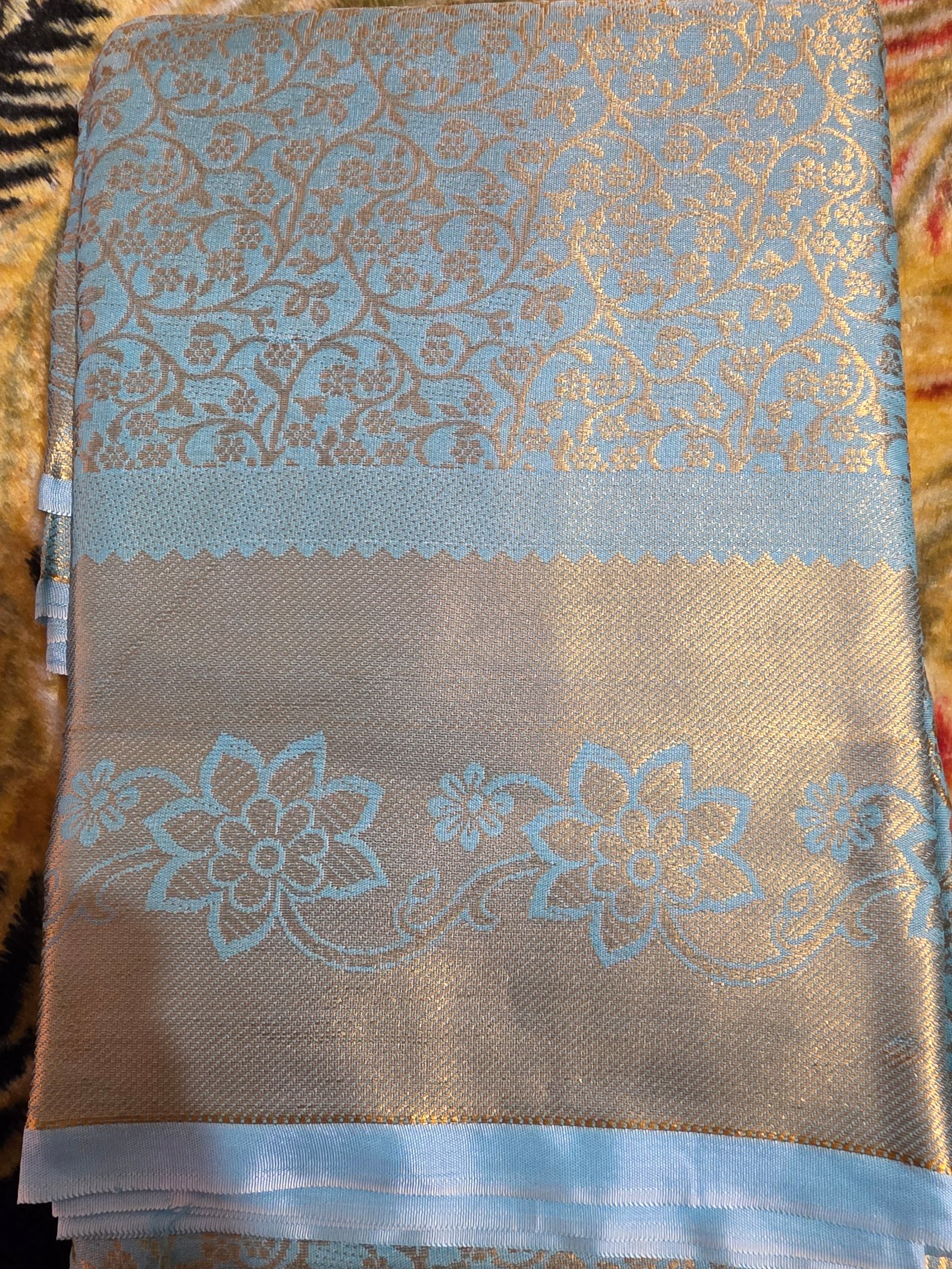Sari traditionnel bleu et doré trisha saree