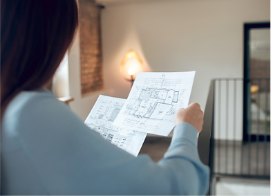 Planung und Abstimmung eines Immobilienprojekts mit Architekturplänen und Gestaltungskonzept.