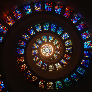 Ventana de vidrieras en espiral, colores vibrantes y misterio