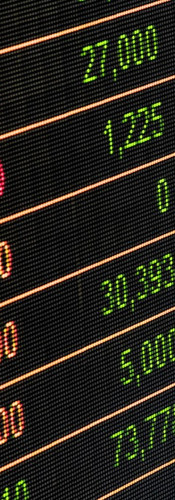 Números en pantalla con datos financieros y análisis de mercado, mostrando información económica.