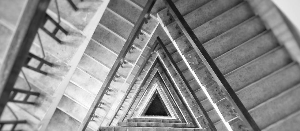 Escalera edificada en forma de triángulo