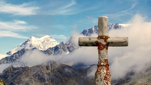 Cruz en el pico de una montaña