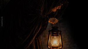 Ser centenario y antiguo con una gruesa capa marrón, llena de suciedad