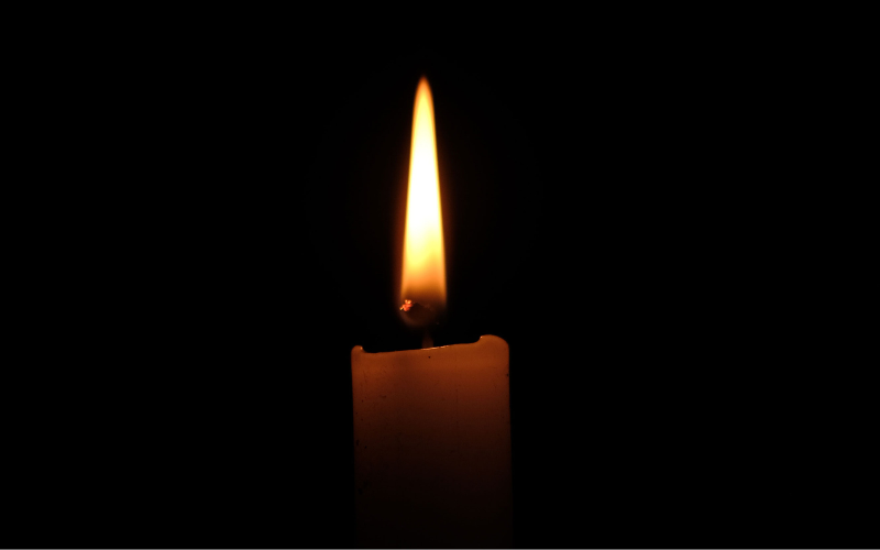 Velas blancas dando luz a la negra oscuridad