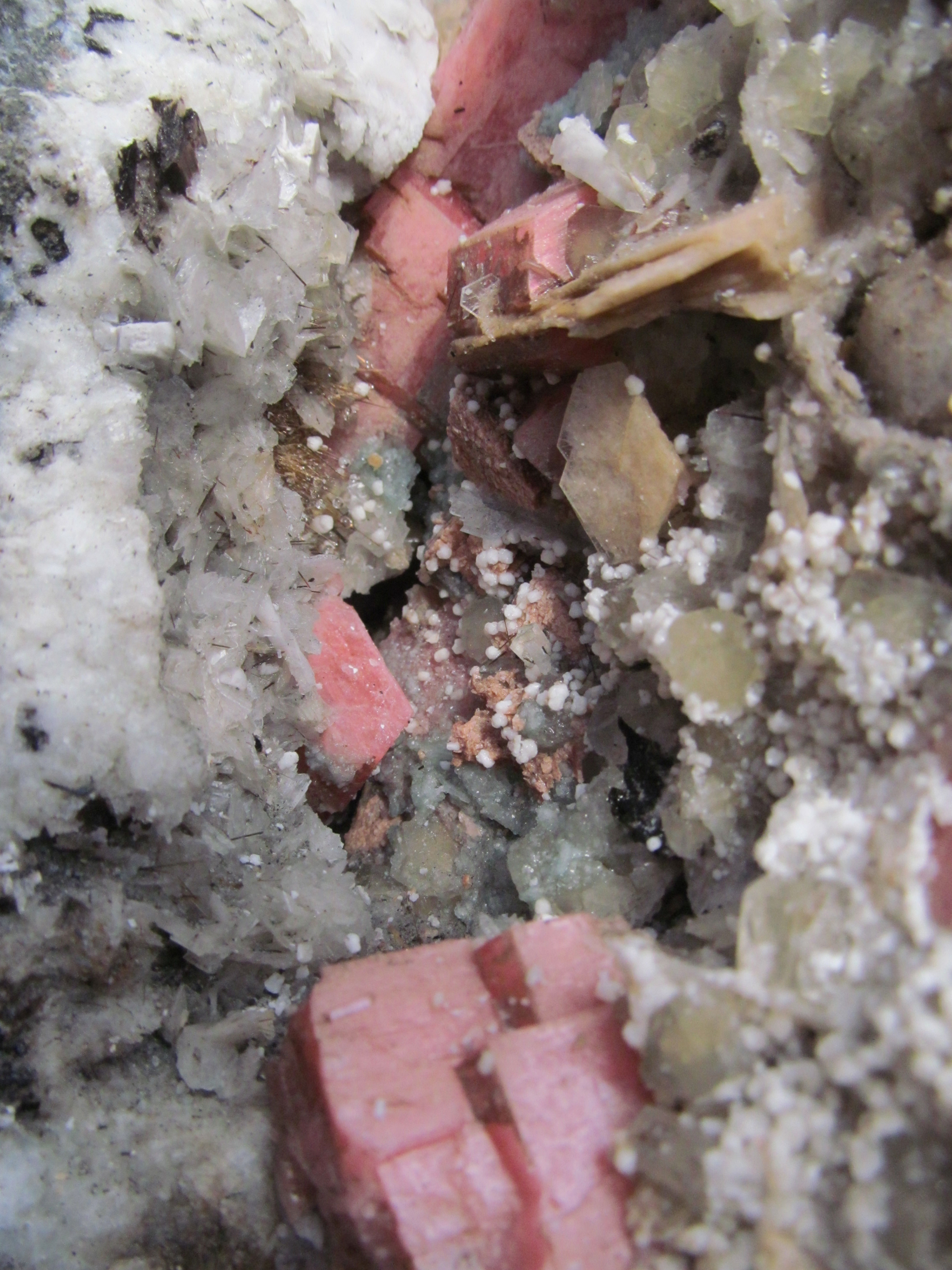 Salmon-Red Serandite & Unique Association – Mont Saint-Hilaire