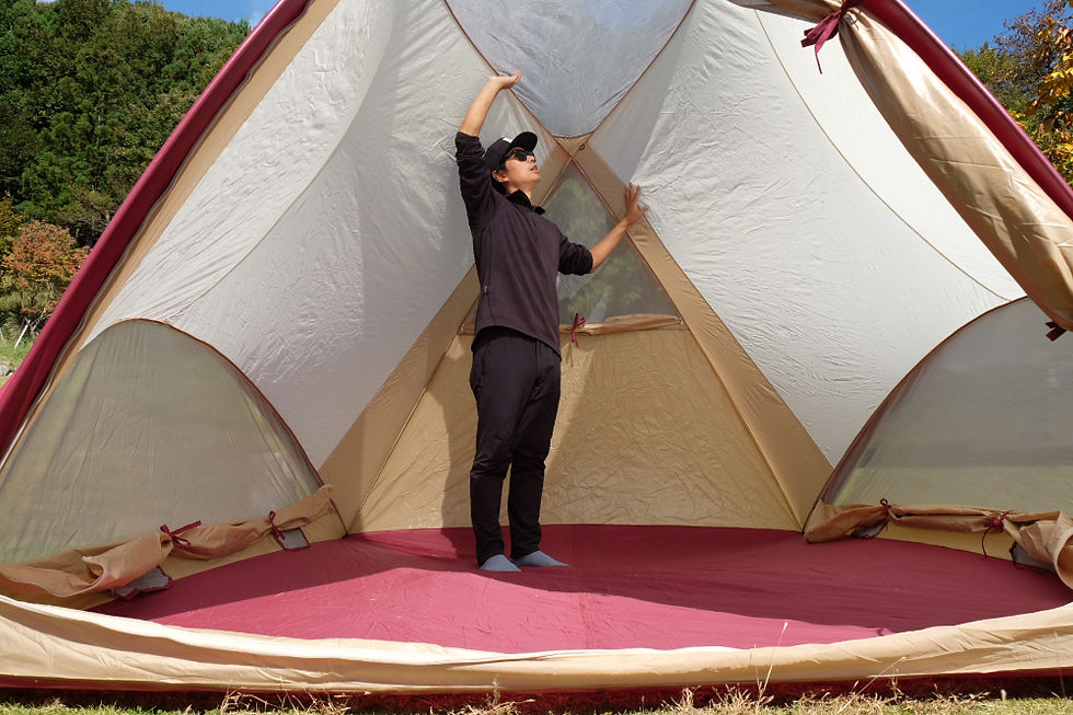 テントを立てている男性