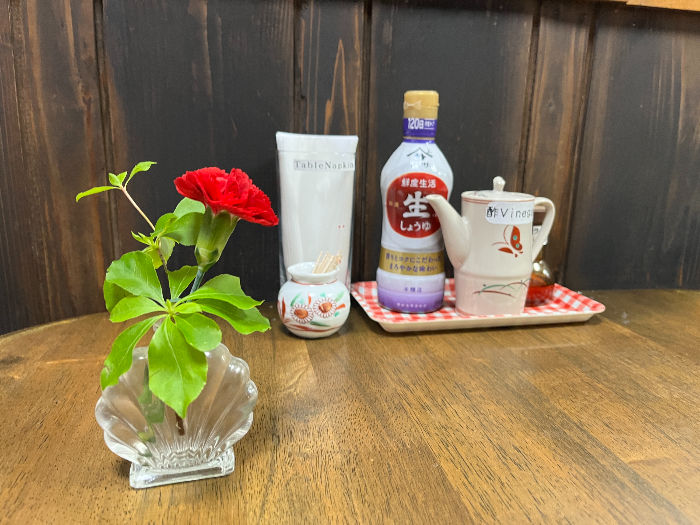 テーブルに飾られたカーネーション