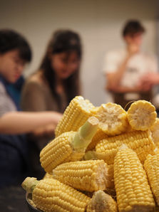 山盛りのとうもろこし