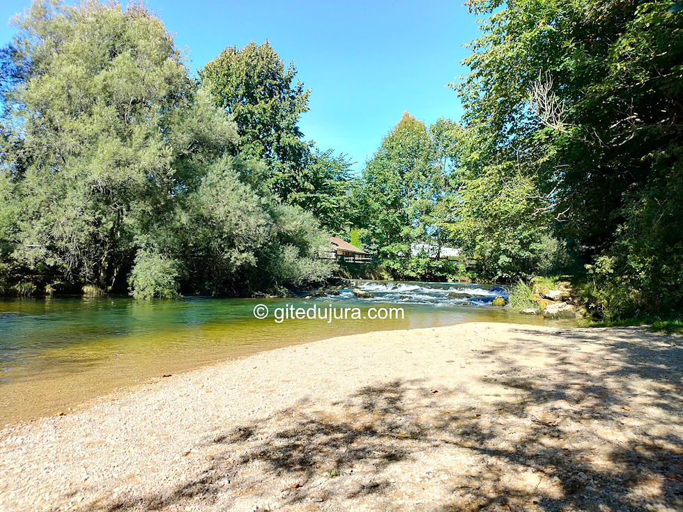 Peaceful, sunny beach on the banks of the Saine River in Foncine-le-Haut - Cottage France Jura Mountains holiday rental, seasonal rentals in a nature-filled forest