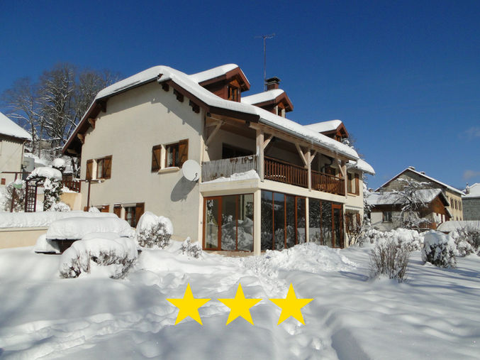 Gîte 1804 - Maison enneigée hiver - Espace de jeux et de détente - Location gites vacances montagne Jura France Meublé tourisme spa sauna hébergement Foncine-le-Haut maison chalet appartement riviere haut-jura nature foret