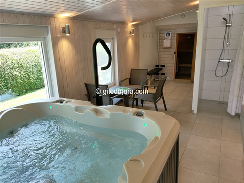 Spa/Jacuzzi et Sauna privatifs - Location gites vacances montagne Jura France Meublé tourisme spa sauna hébergement Foncine-le-Haut maison chalet appartement riviere haut-jura nature foret