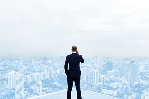 vista-trasera-empresario-hablando-telefono-parte-superior-edificio.jpg