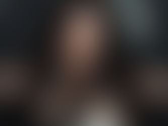 Portrait en studio de Marylore, danseuse qui avait besoin de visuels pour des castings.  Direction artistique hyper féminine. Parce que la féminité peut être une force, un choix, une déclaration. Trop souvent, on oppose féminité et féminisme, comme si s'assumer féminine était une trahison. C'est absurde.