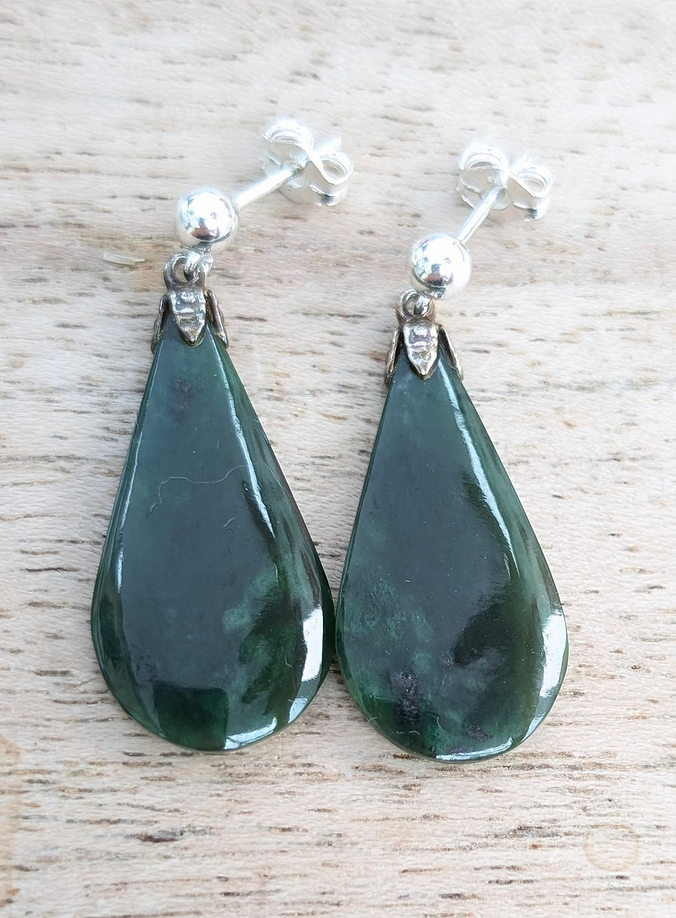 Thumbnail: vintage tear drop shaped nephrite jade silver earrings