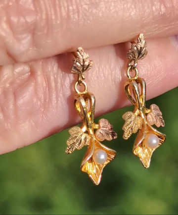 Thumbnail: vintage tricolour gold foliate dangly earrings with cultured pearls