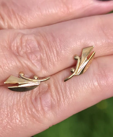 Thumbnail: Vintage 1970s 9ct Gold Stylised Tulip Stud Earrings