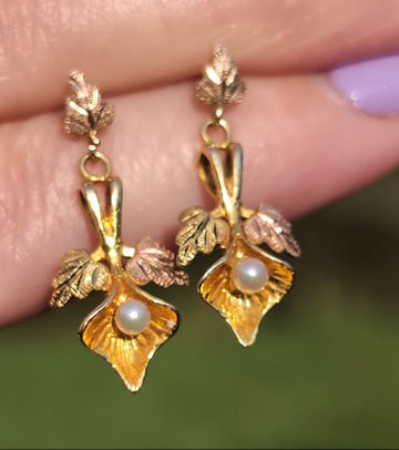 Thumbnail: vintage tricolour gold foliate dangly earrings with cultured pearls
