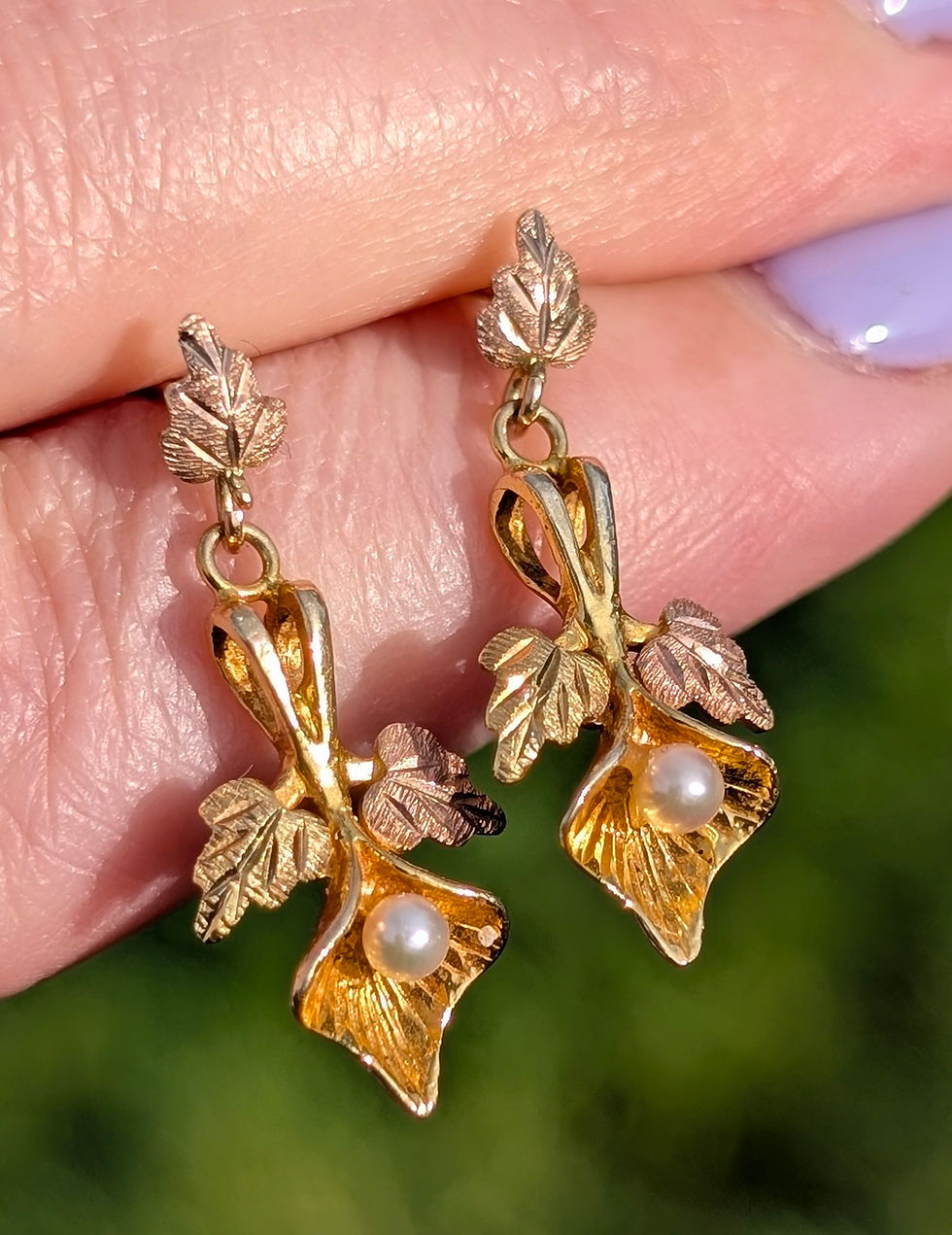 Thumbnail: vintage tricolour gold foliate dangly earrings with cultured pearls