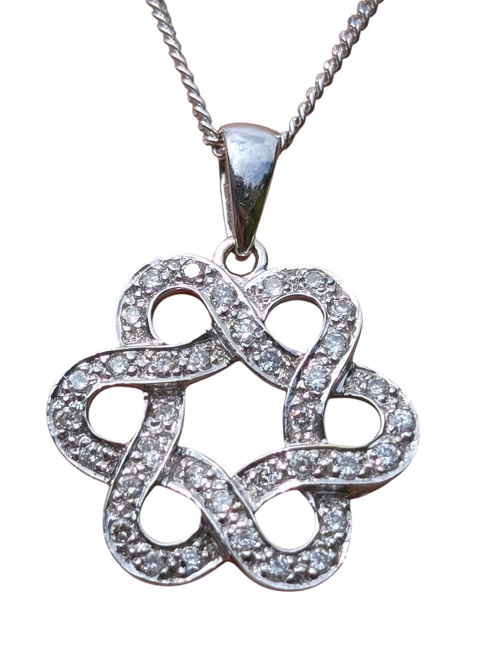 Exquisite 18ct White Gold & 0.54ct Diamond Interlocking Flower Pendant Necklace