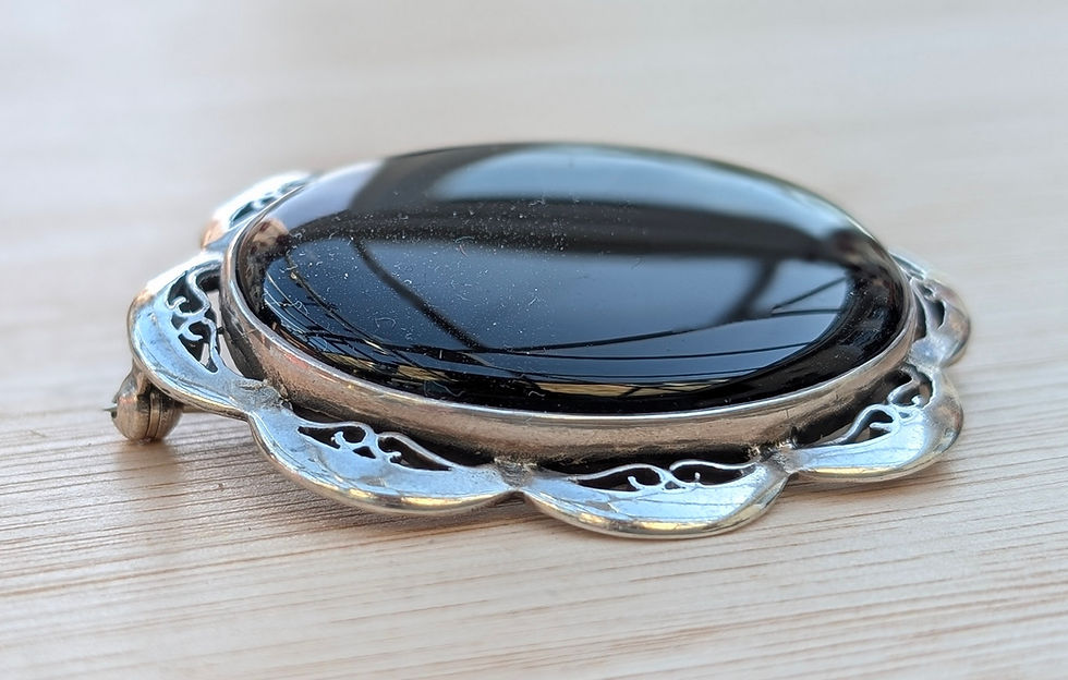 Thumbnail: 1970s large oval sterling silver brooch set with a slice of black onyx