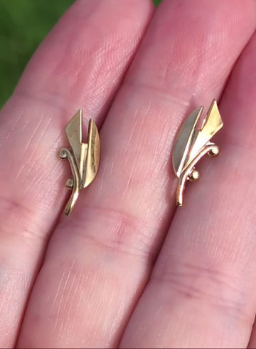 Thumbnail: Vintage 1970s 9ct Gold Stylised Tulip Stud Earrings