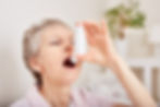 Mujer de la tercera edad con un inhalador 