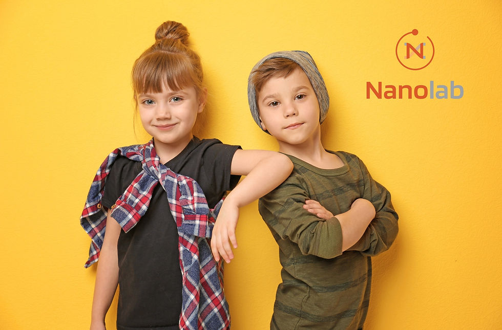 Niños con ropa moderna y Hipster