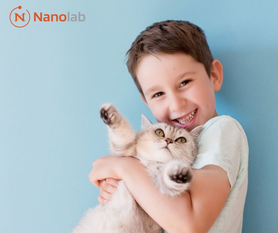 Niño abrazando un gato