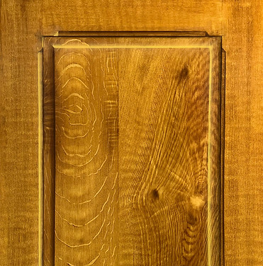 Imitation de matières : faux bois, faux chêne et fausses moulures. Décoration de portes, de placards ou de murs.