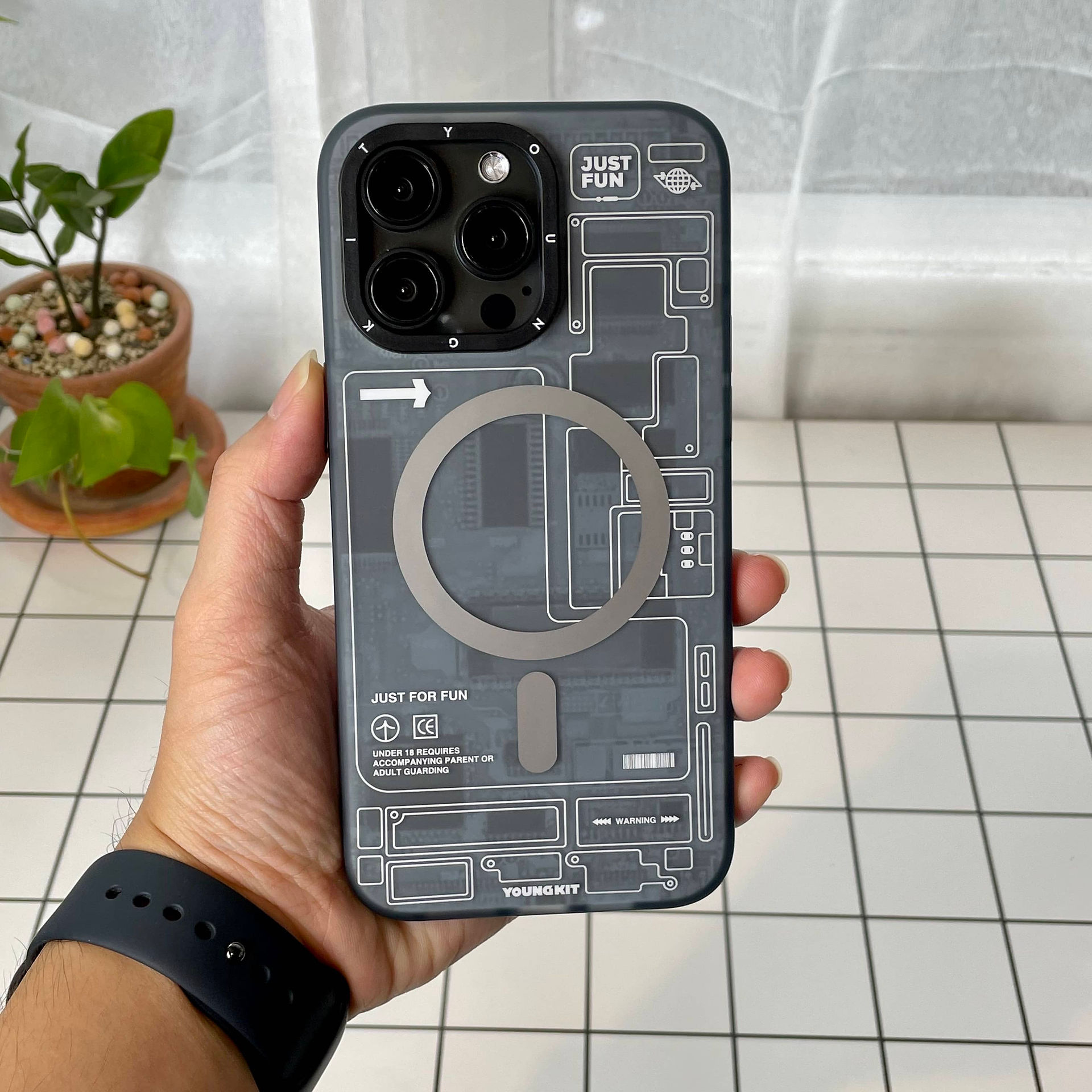 Youngkit Science iPhone 15 Pro Max ดำไทเทเนียม เคส Collab เคสกันกระแทกรอบด้าน เคสใสแข็ง ไม่เหลือง่าย รองรับ MagSafe