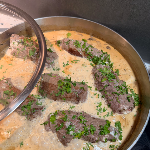 Lövbiffsrullader i krämig svampsås