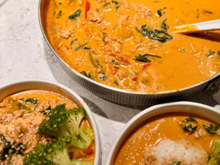 Kokosgryta med kycklingfärs, mango och spenat