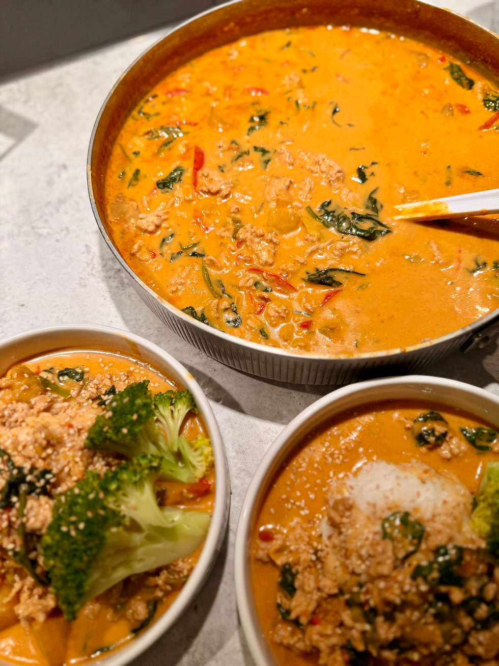 Kokosgryta med kycklingfärs, mango och spenat