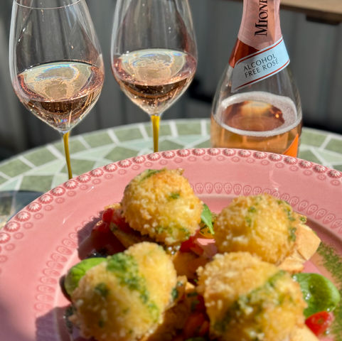 Friterad mini-burrata med tomatsallad & bröd