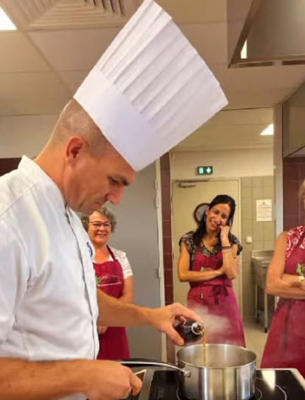 Le chef Loïc Blain préparant un plat gastronomique au restaurant La Toque Charentaise, à Tesson en Charente-Maritime.