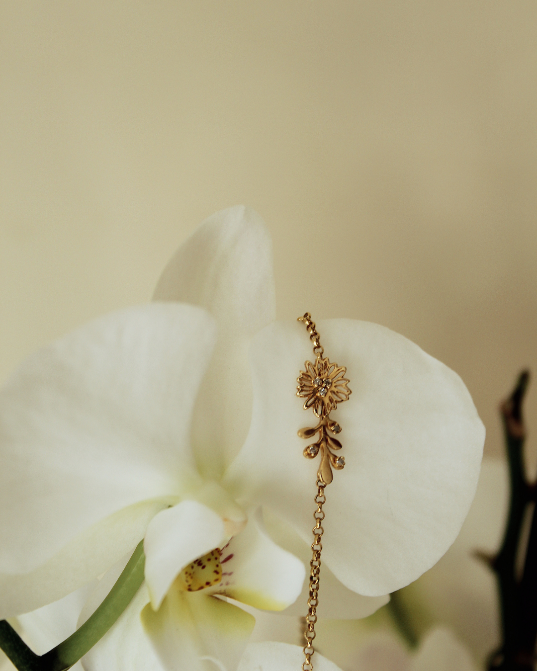 Pulseira Flor e Folhas com Diamantes em Ouro Amarelo 18k