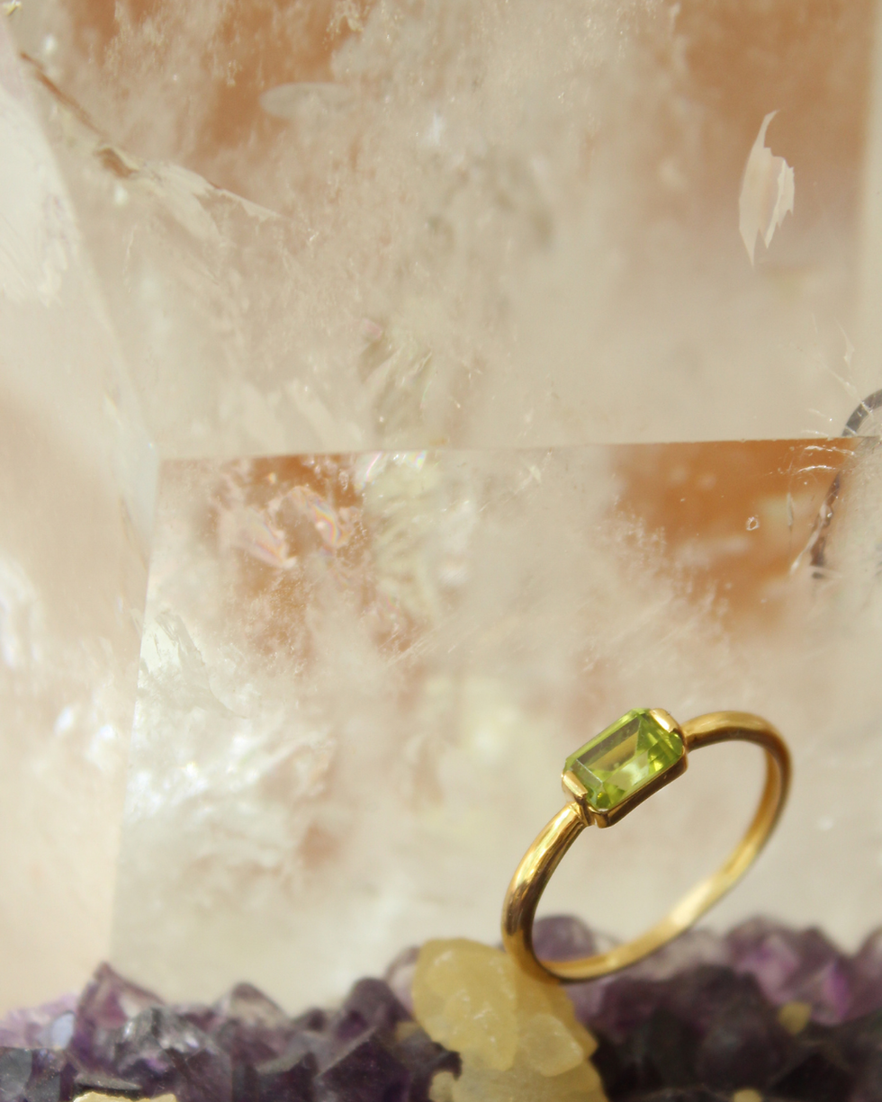 Miniatura: Anel Retângulo com Peridoto em Ouro Amarelo