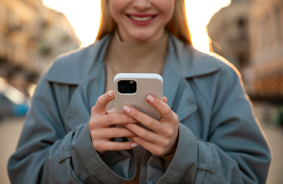 Vrouw zit op telefoon met AI