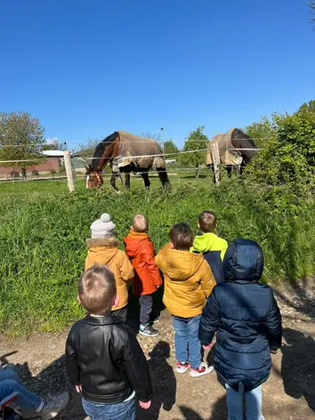 Buiten spelen in de tuin van de kinderopvang